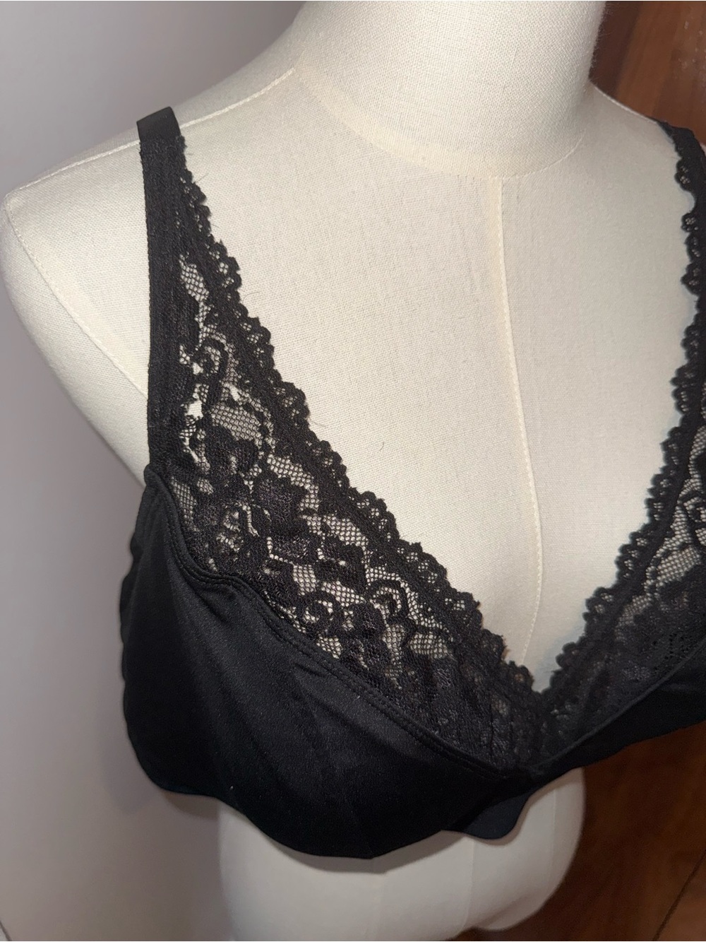torrid Black Lightly Lined Smooth Lace V-Neck Bralette Plus Size 3 Adjustable - Picture 4 of 9